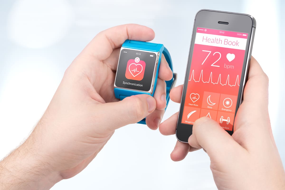 Mãos fitness e tela de smartwatch na natureza para rastrear saúde,  bem-estar e metas de treino aplicativo de tecnologia de progresso esportivo  e mulher atleta com relógio para cronograma de exercícios ou