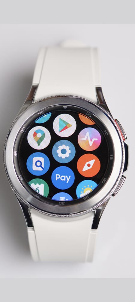 um relógio inteligente com ícones na tela.
