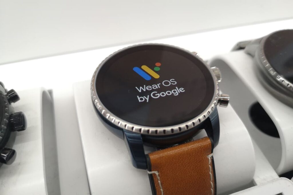um relógio inteligente Android em cima de uma caixa branca.